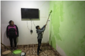 الیزابت مامانی، 30 ساله، پسرش، الکسیس، 10 ساله را تماشا می کند که دیوارهای خانه جدیدشان در هوانکار، استان جوجوی، آرژانتین، 25 آوریل 2023 را نقاشی می کند. شهر آند به دلیل کارهای موجود در معادن لیتیوم مجاور، در حال رونق است. (AP Photo/Rodrigo Abd)